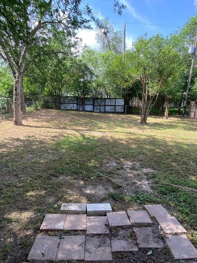 Building Photo - Recently Updated 3 Bedroom 2 Bath Minutes From Downtown