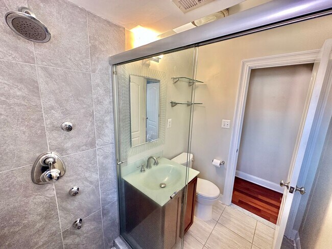 Building Photo - Enchanting Eckington 1 Bedroom Modern Condo w/Washer & Dryer