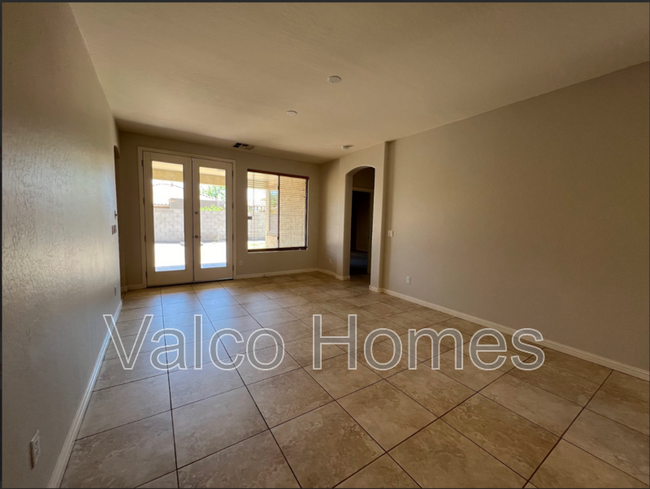 Building Photo - 1305 E Nightingale Ln
