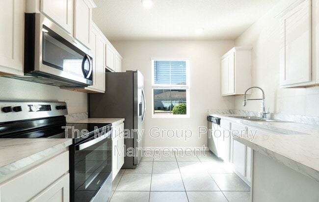 Building Photo - 425 Running Wds St