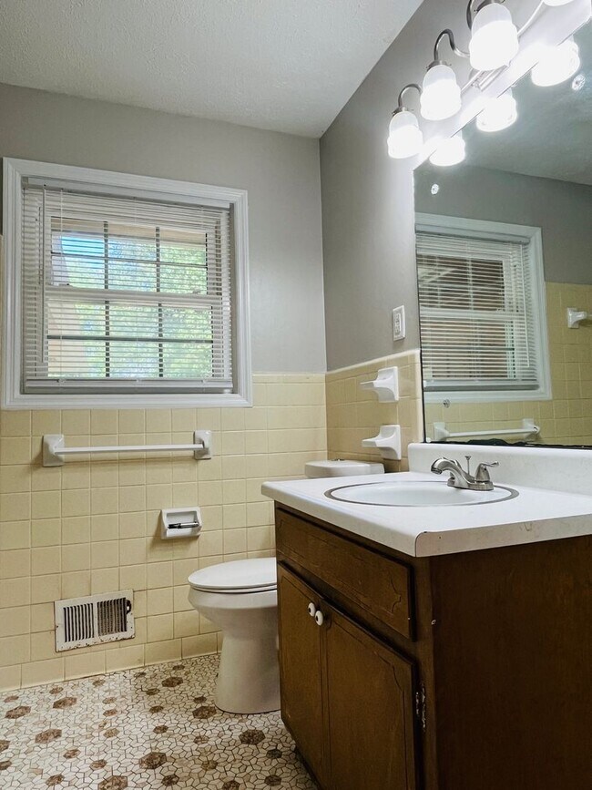 Building Photo - Cute cottage! 3 bed, 2 full bath, large bo...