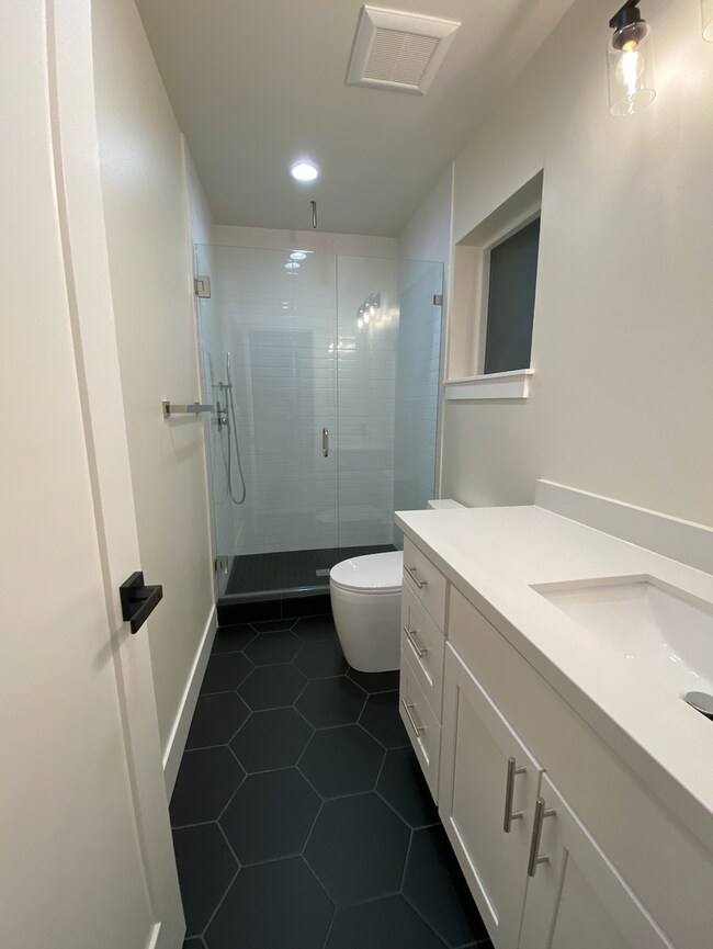 Building Photo - Modern Ballard Townhouse | 3 Beds, 2.5 Bat...