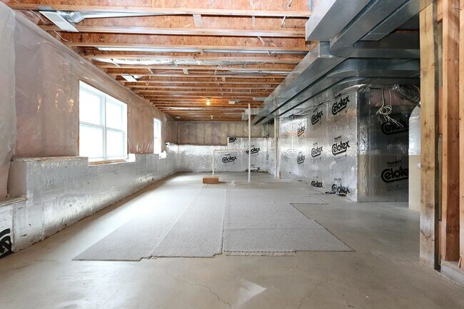 Building Photo - Rare 4 bed singe family super nice luxurio...