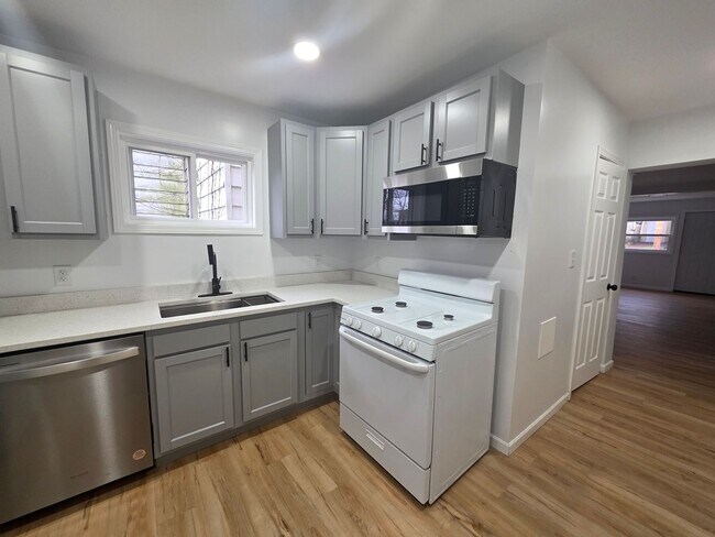 Building Photo - Newly Updated 3 bedroom 1 bathroom Apartment for Rent!