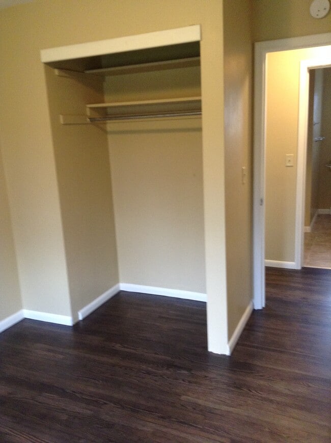 Building Photo - 1229 W Arrowhead Rd