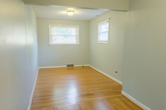 Building Photo - 2bd/1ba Seattle Home