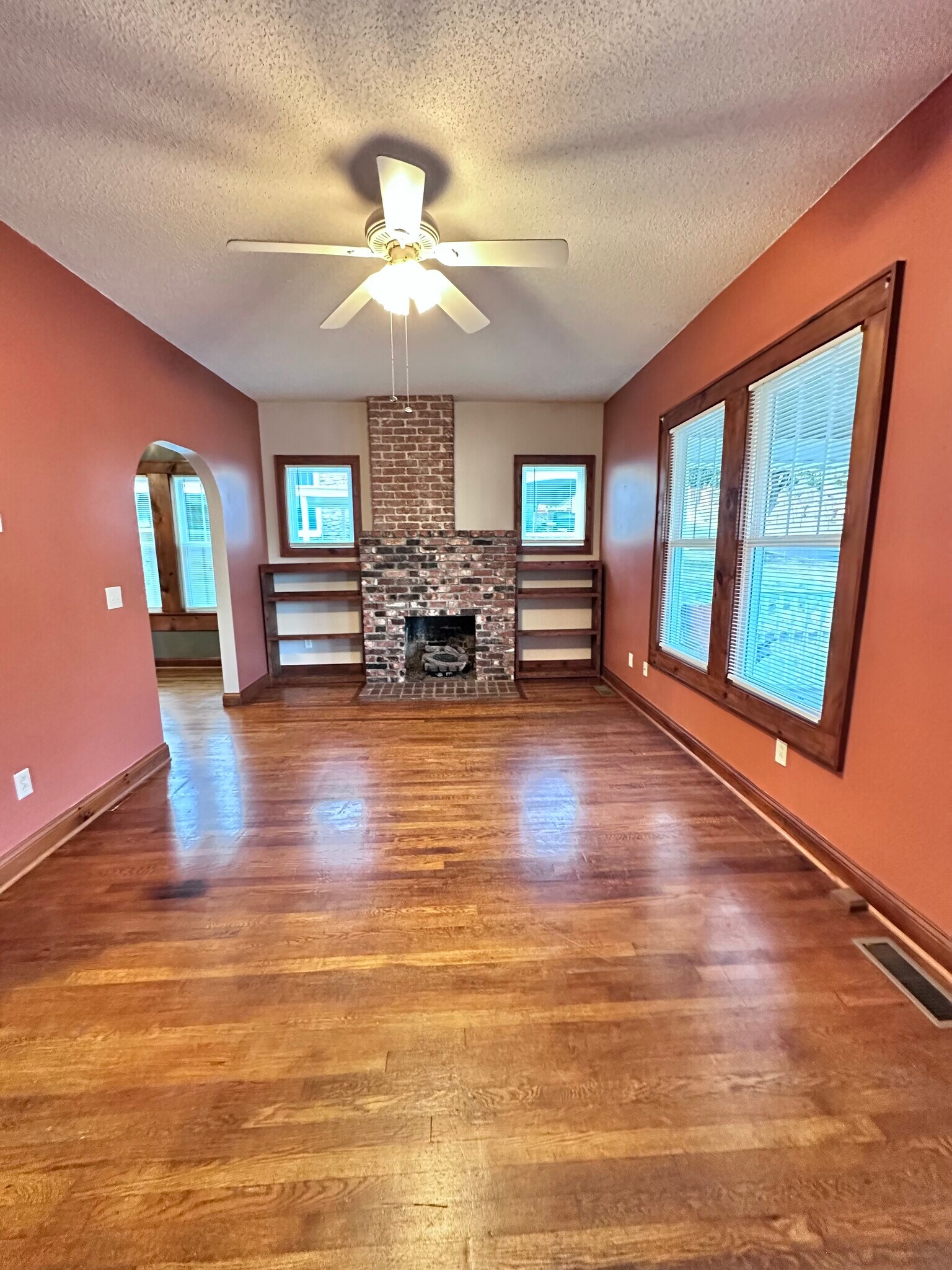 Building Photo - 923 E Hillcrest Dr