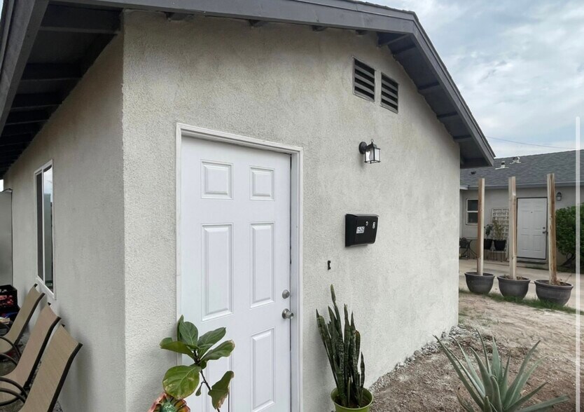Building Photo - 1506 W Orange Ave