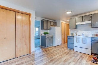 Building Photo - Spacious 3 bedroom 1.5 bath townhome Hillsboro!