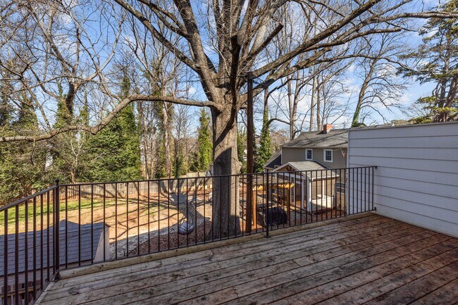 Building Photo - 1553 Pinecrest Ave