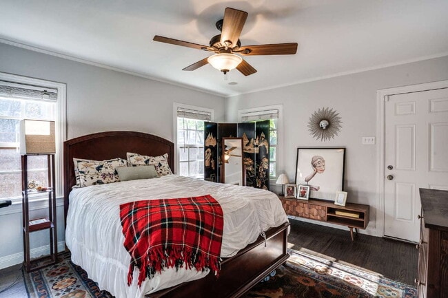 Building Photo - A Stunning, Updated Home in the heart of Dallas