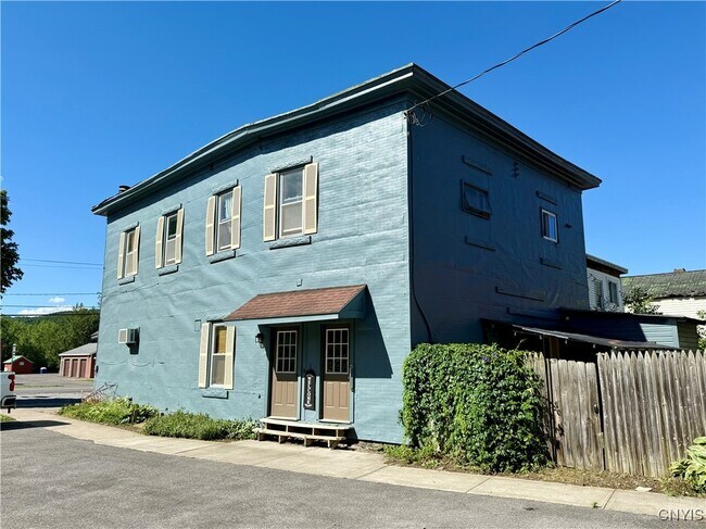 Building Photo - 2117 Main St