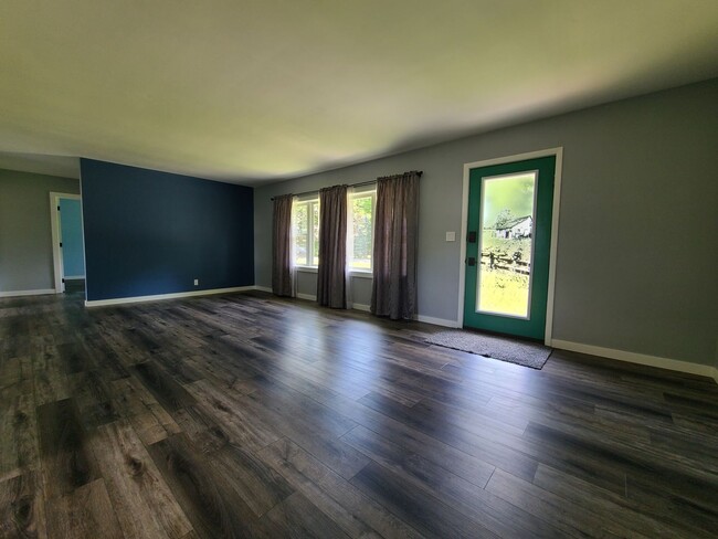 Building Photo - Three Bedroom, One Bath House in Benton Ha...