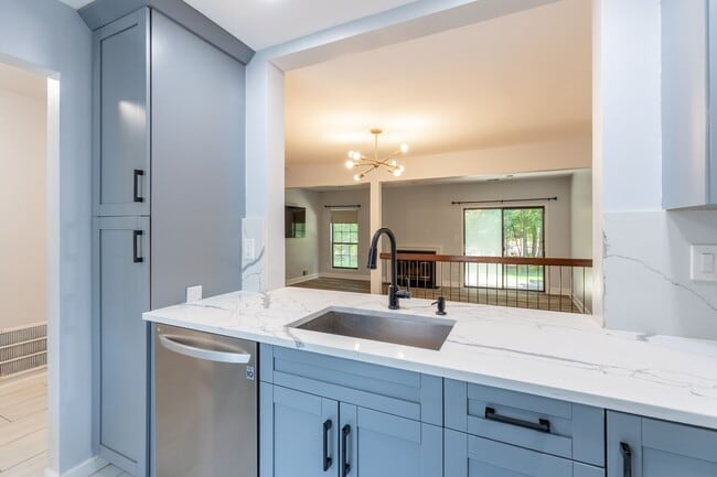 Building Photo - 3 bed 2.5 bath