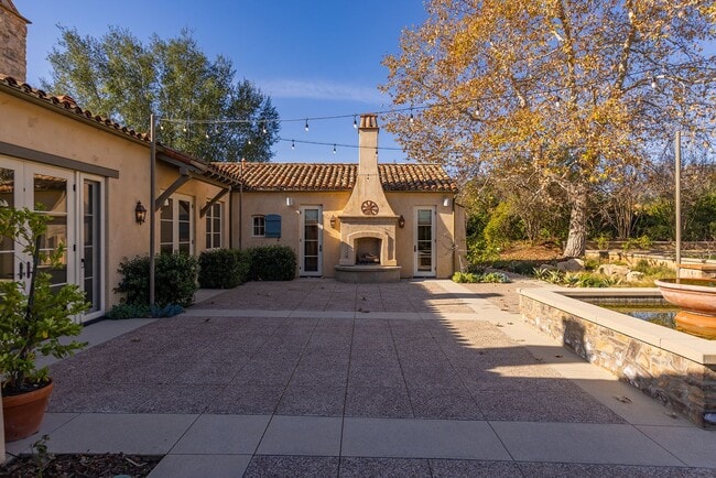 Building Photo - Outdoor Oasis