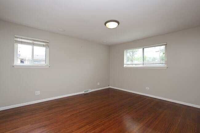 Building Photo - 613 Leamington Ave