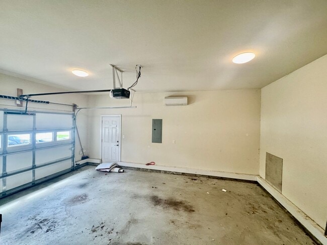 Building Photo - Welcome Home to Comfort and Convenience!