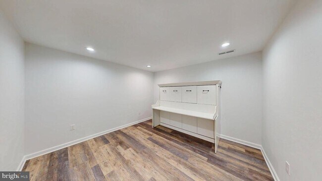 Building Photo - 200 Sulgrave Ct