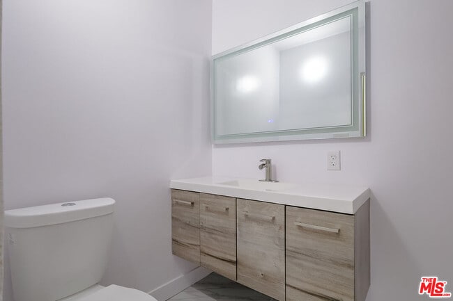 Building Photo - 825 S Detroit St