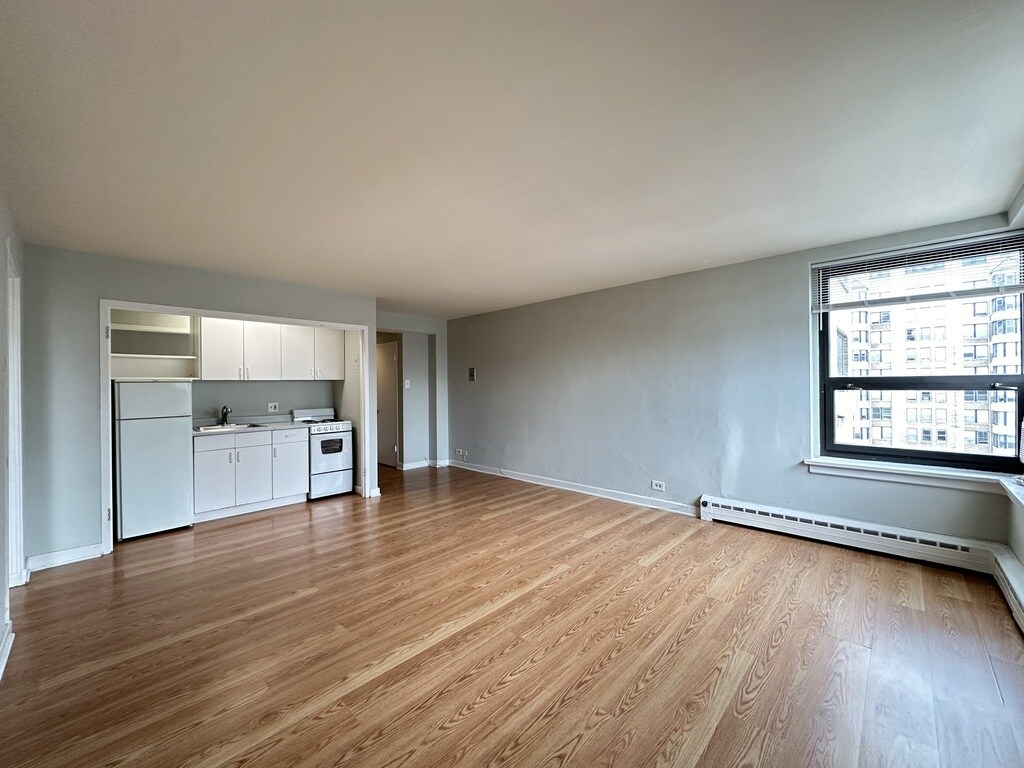 Building Photo - 448 W Wellington Ave