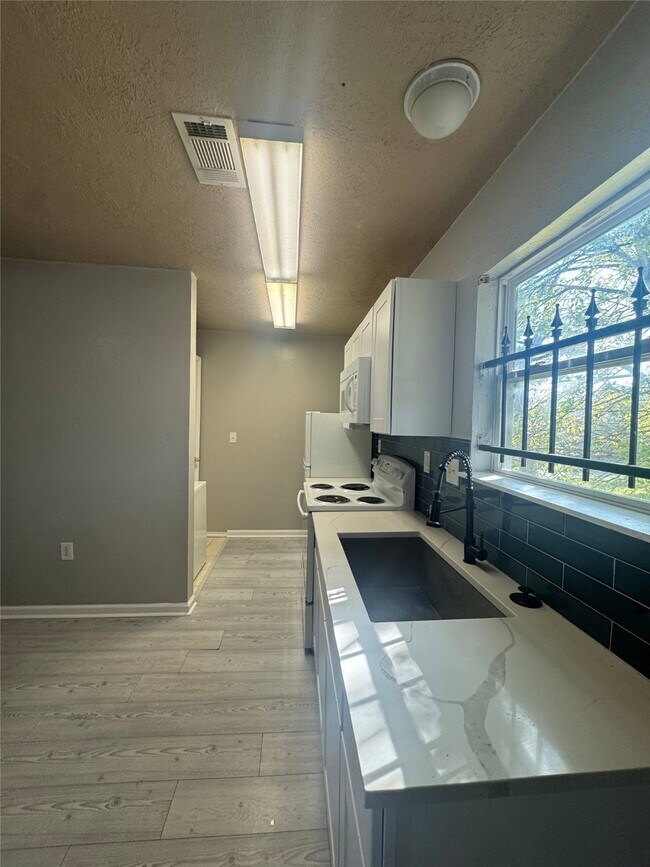 Building Photo - 3020 Jewel St