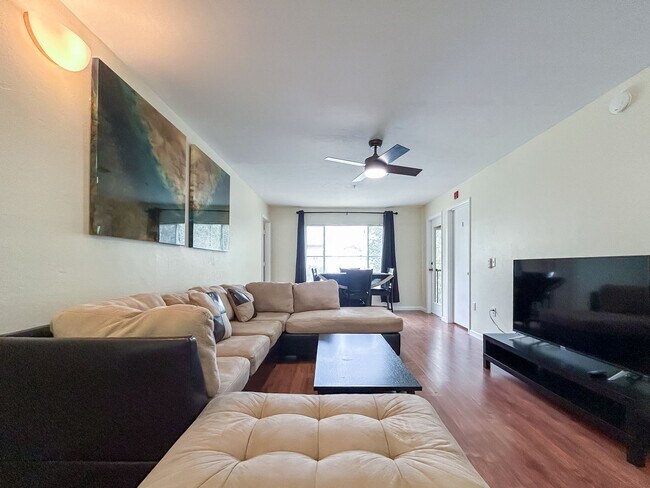 Building Photo - Beautiful Room for Rent in a 4/4 Unit - University Terrace West 511-D