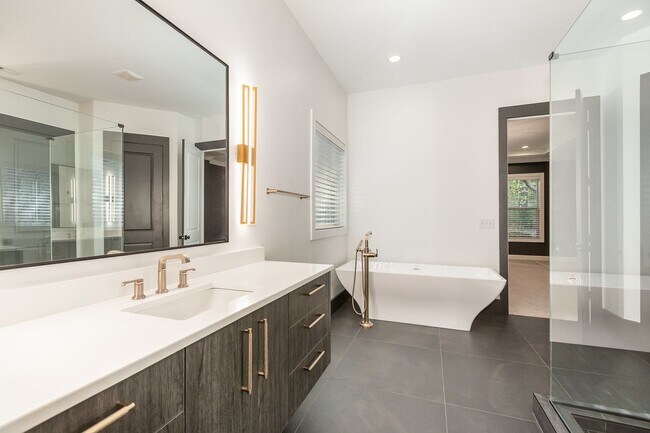 Building Photo - Stunning 5-Bedroom, 5-Bathroom Home with Chef's Kitchen and Luxurious Features