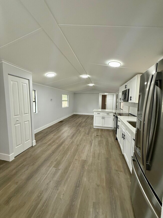 Building Photo - 516 De Resine Carre St
