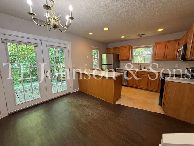 Building Photo - Beautiful 3BR Home with Vaulted Ceilings, Community Pool & Main Level Primary Suite