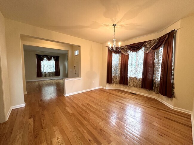 Building Photo - 3 bedrooms, 2.5 bathrooms