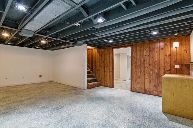 Building Photo - 712 Collegewood St