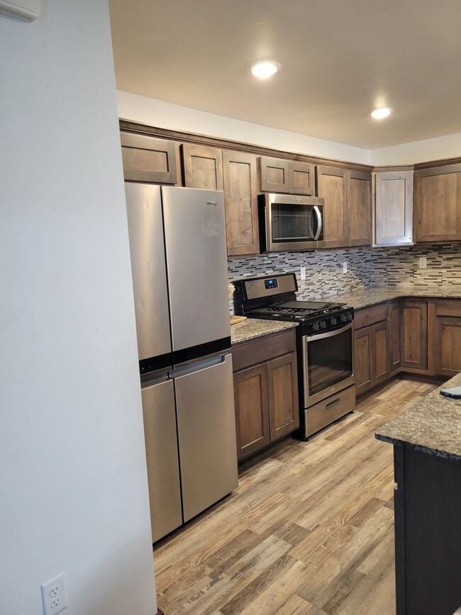 Building Photo - 3 Bed 2.5 Bath with double attached garage in Belgrade