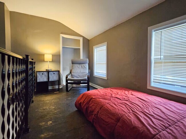 Building Photo - Townhome on Lawyer's Row