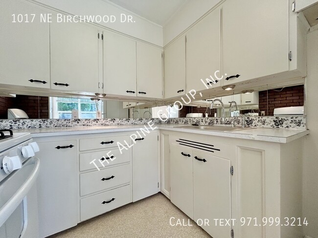 Building Photo - 1017 NE Birchwood Dr