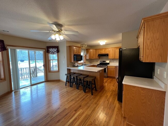 Building Photo - Gorgeous 5 Bed, 2.5 Bath Single-Family Home!