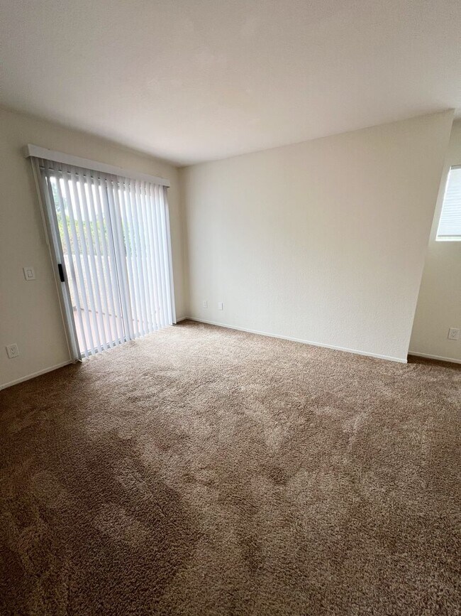 Building Photo - 2 Bed/2 Bath Third Level Condo at City Scene!