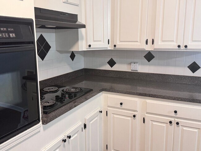 Building Photo - 3000 Springhill Rd