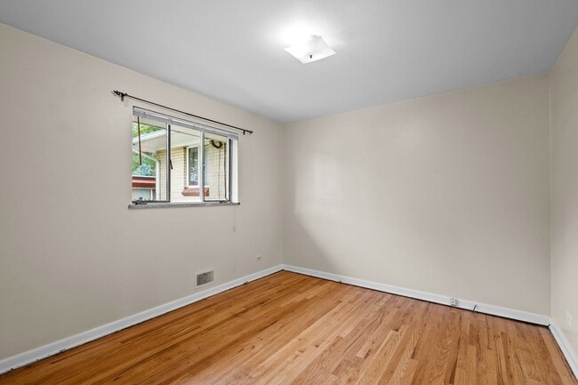 Building Photo - Fantastic Two Bedroom Duplex in University...