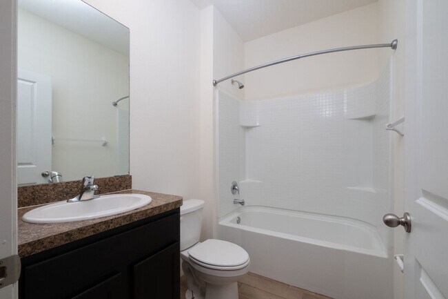 Building Photo - Spacious 5BR House in Gainesville