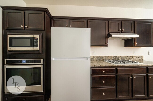 Building Photo - Fresno SouthEast Home, Gated Community, Clovis Unified School District, 3BR/2.5BA - Lots of Ameni...