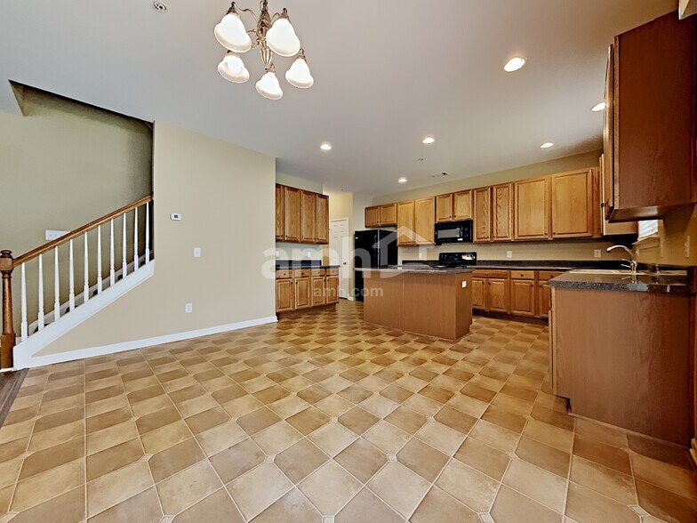 Building Photo - 362 Roseglen Dr