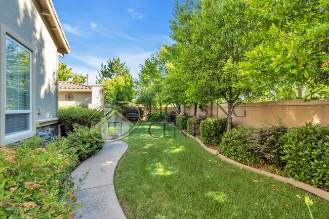 Building Photo - Stunning Executive Serrano Home with a Pool!