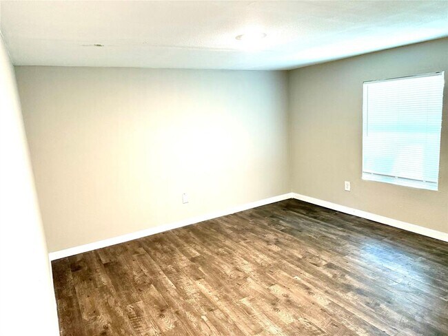 Building Photo - 750 Oak Meadows