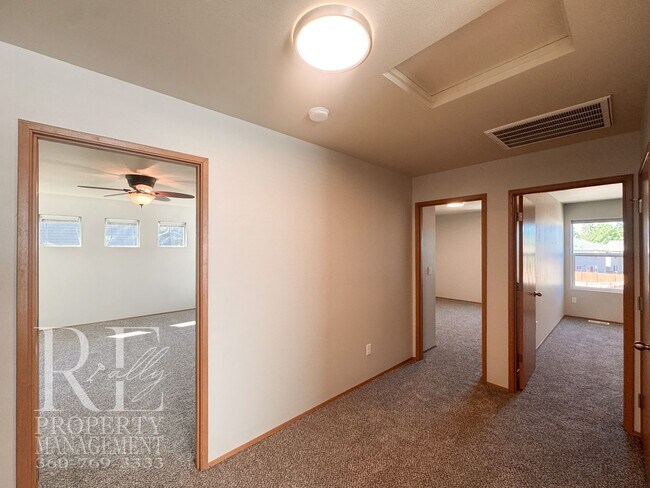 Building Photo - 2290 SW Siskin Cir