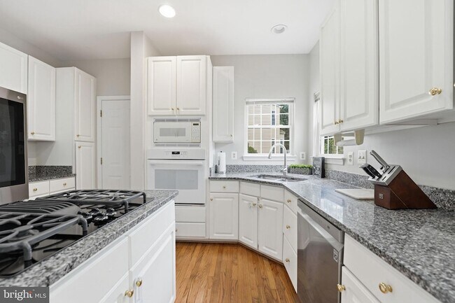 Building Photo - 6355 Willowfield Way