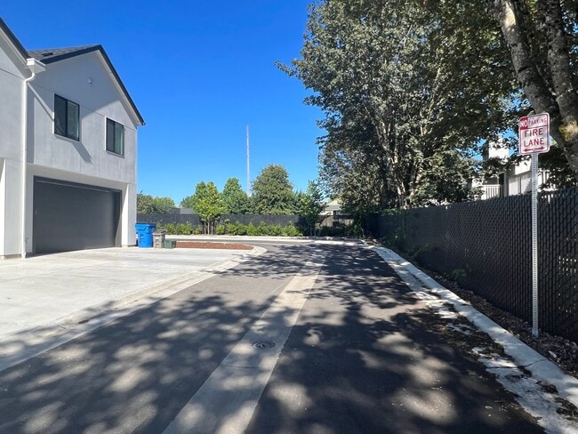 Building Photo - Beautiful, Newer Townhome!  Walking distance to many amenities.