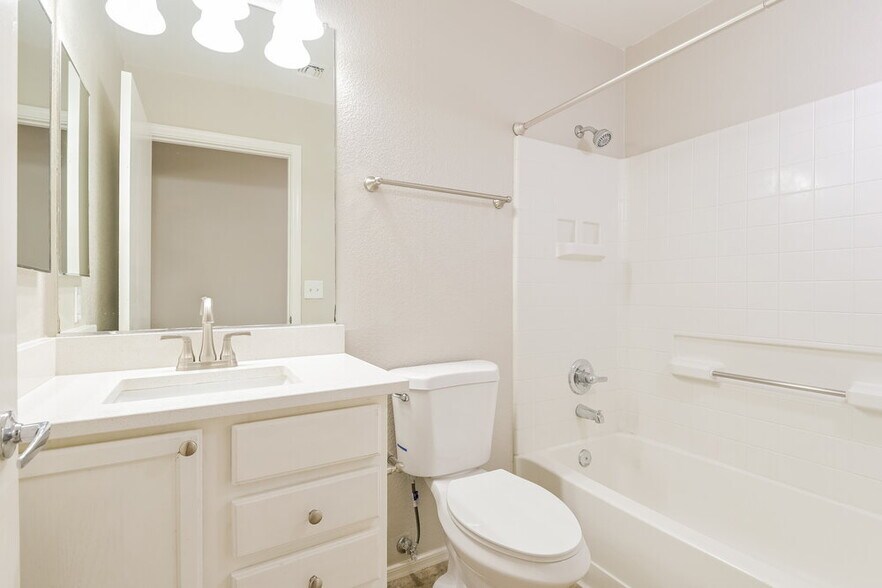 Building Photo - 6329 S Sunrise Valley Dr