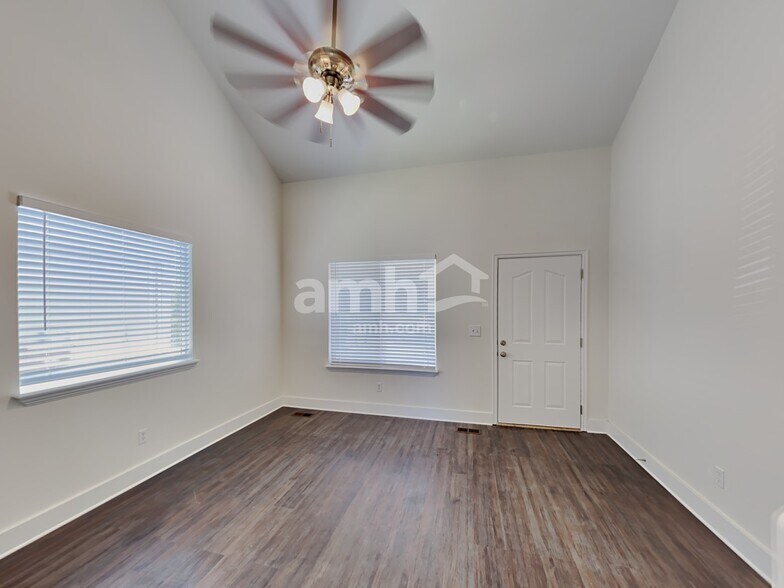 Building Photo - 2075 Ficus Way