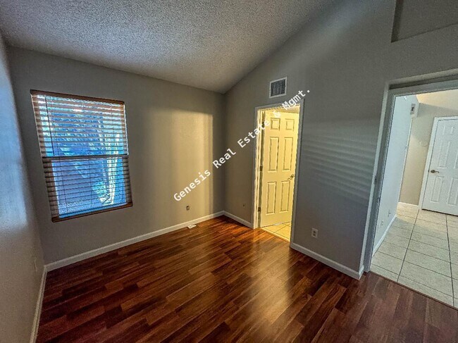 Building Photo - 2 Bedroom Westside Townhome!