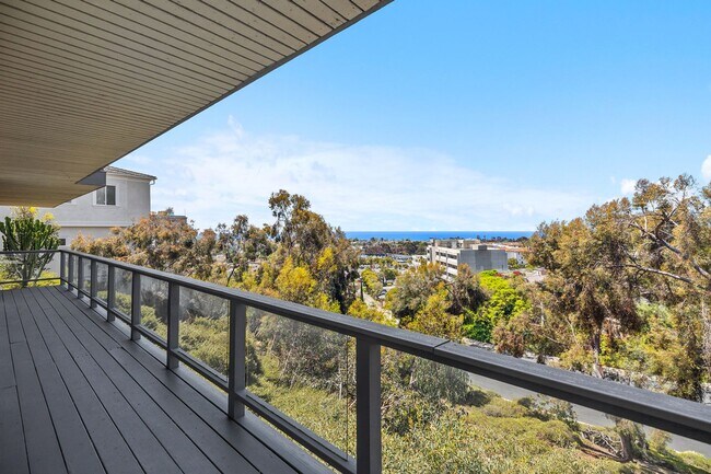 Building Photo - Luxury Living with endless Ocean Views